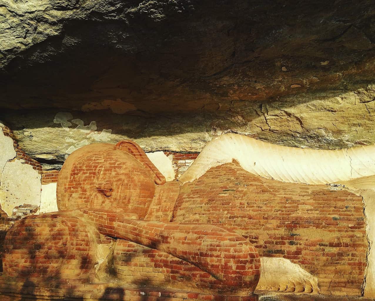 reclining buddha Pidurangala Rock