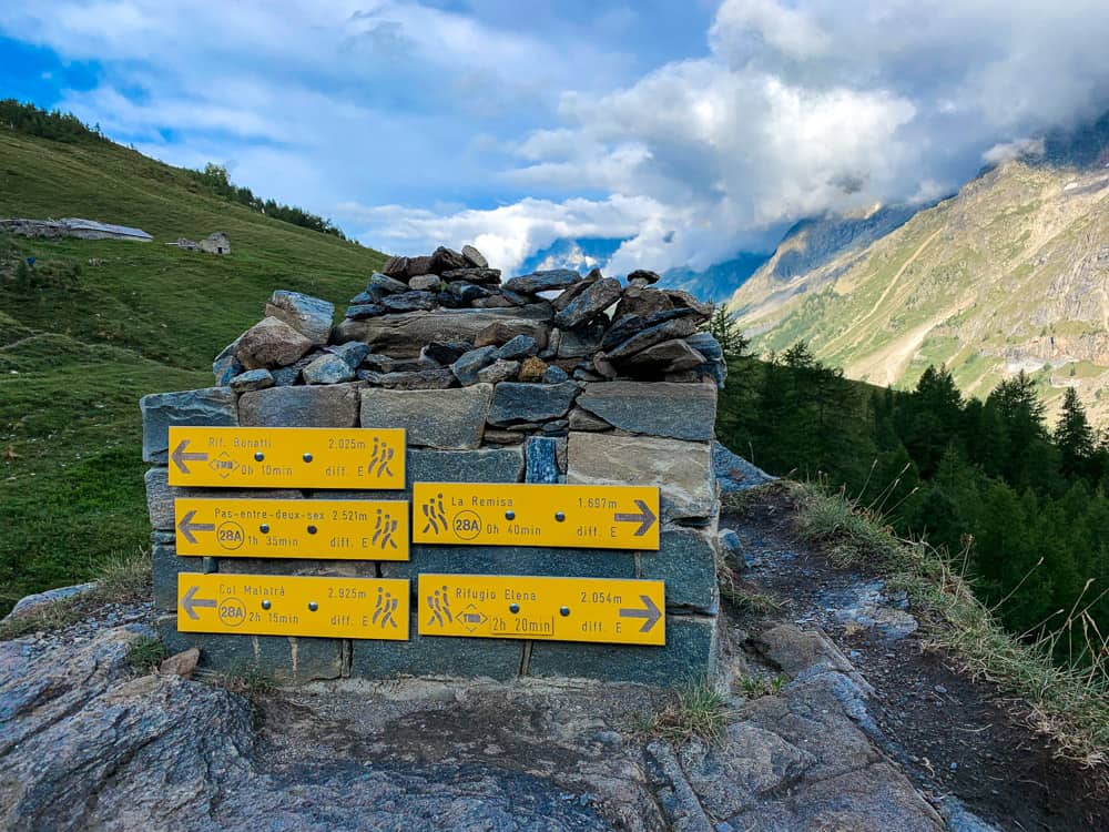 tour du mont blanc signpost